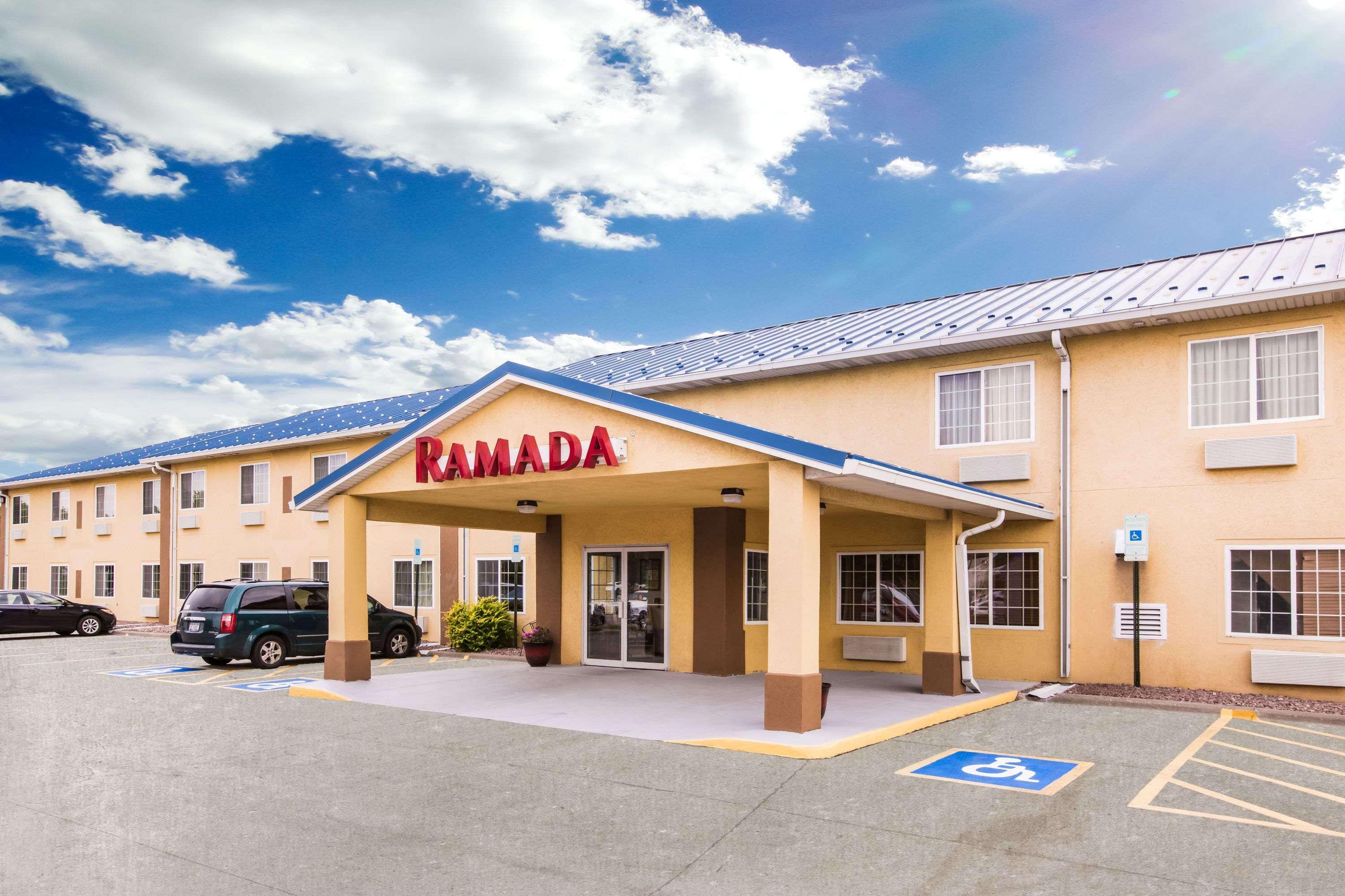Ramada By Wyndham Су-Фолс Экстерьер фото